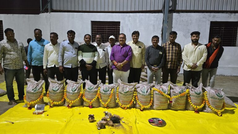 हातलाई शुगर प्रा.लि.मध्ये गूळ पावडरच्या पहिल्या अकरा पोत्याचे पूजन